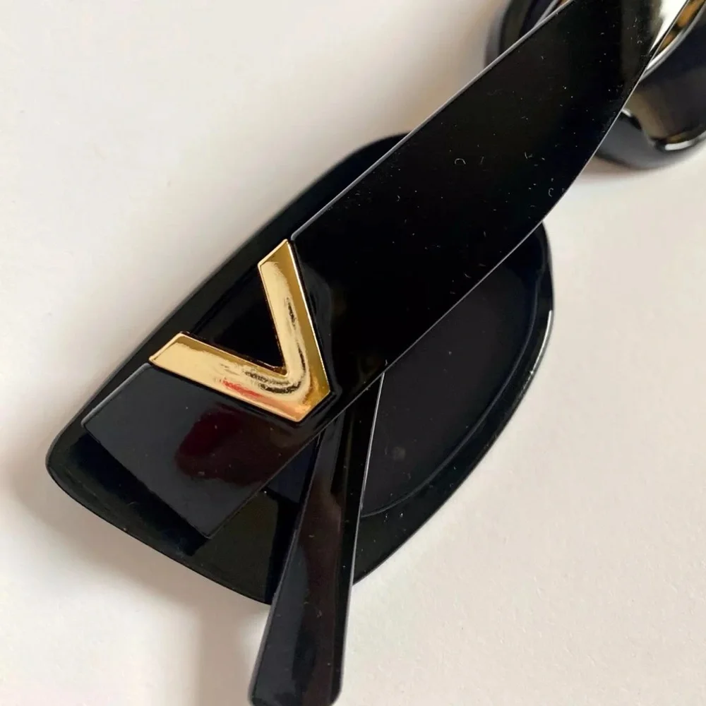 Black Rectangular Sunglasses with Gold V Detail Retro Vintage Style Eyewear‎